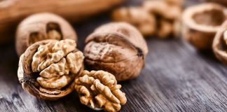 Cách sử dụng dầu óc chó cho bé ăn dặm