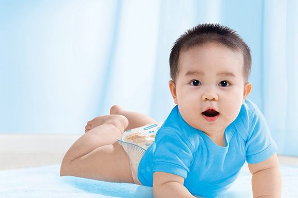 Review Top 6 loại bỉm cho trẻ sơ sinh Bỉm Huggies làm từ chất liệu bông mềm mại, an toàn với làn da nhạy cảm của trẻ