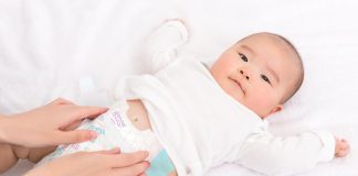 Tã dán hay tã quần tốt hơn? Nên thay tã cho bé thường xuyên