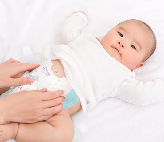 Tã dán cho trẻ sơ sinh loại nào tốt nhất hiện nay? Dùng tã dán đúng cách sẽ làm cho bé luôn thoải mái