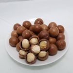 Hạt macca là gì, có xuất xứ từ nước nào hướng dẫn ăn đúng cách Để ăn được hạt macca chúng ta cần phá bỏ được lớp vỏ cứng cáp bao bọc chúng từ bên ngoài