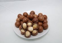 Hạt macca là gì, có xuất xứ từ nước nào hướng dẫn ăn đúng cách Để ăn được hạt macca chúng ta cần phá bỏ được lớp vỏ cứng cáp bao bọc chúng từ bên ngoài