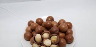 Để ăn được hạt macca chúng ta cần phá bỏ được lớp vỏ cứng cáp bao bọc chúng từ bên ngoài