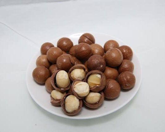 Hạt macca là gì, có xuất xứ từ nước nào hướng dẫn ăn đúng cách Để ăn được hạt macca chúng ta cần phá bỏ được lớp vỏ cứng cáp bao bọc chúng từ bên ngoài